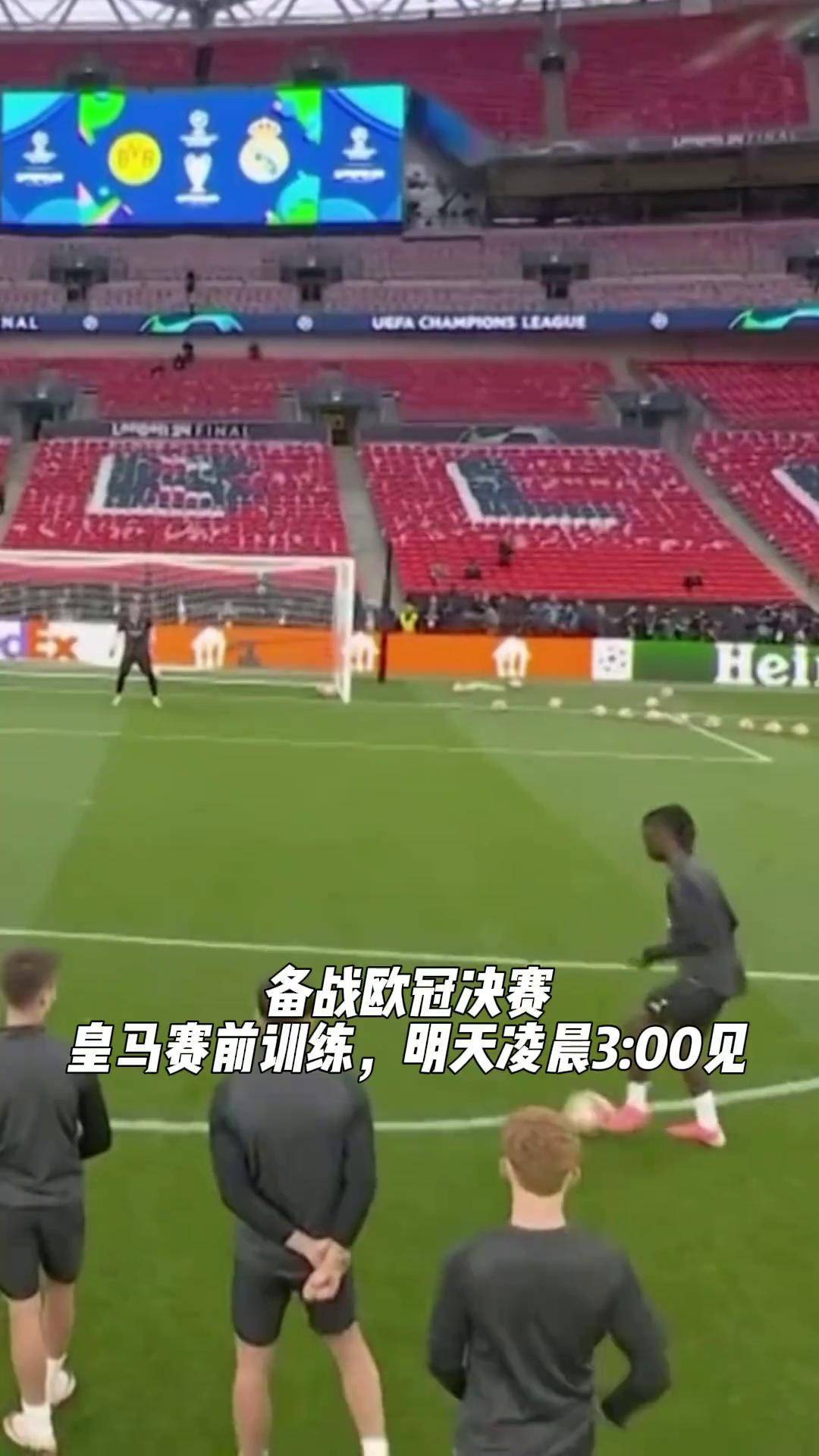包含高潮迭起，球员们全力以赴为决赛备战的词条